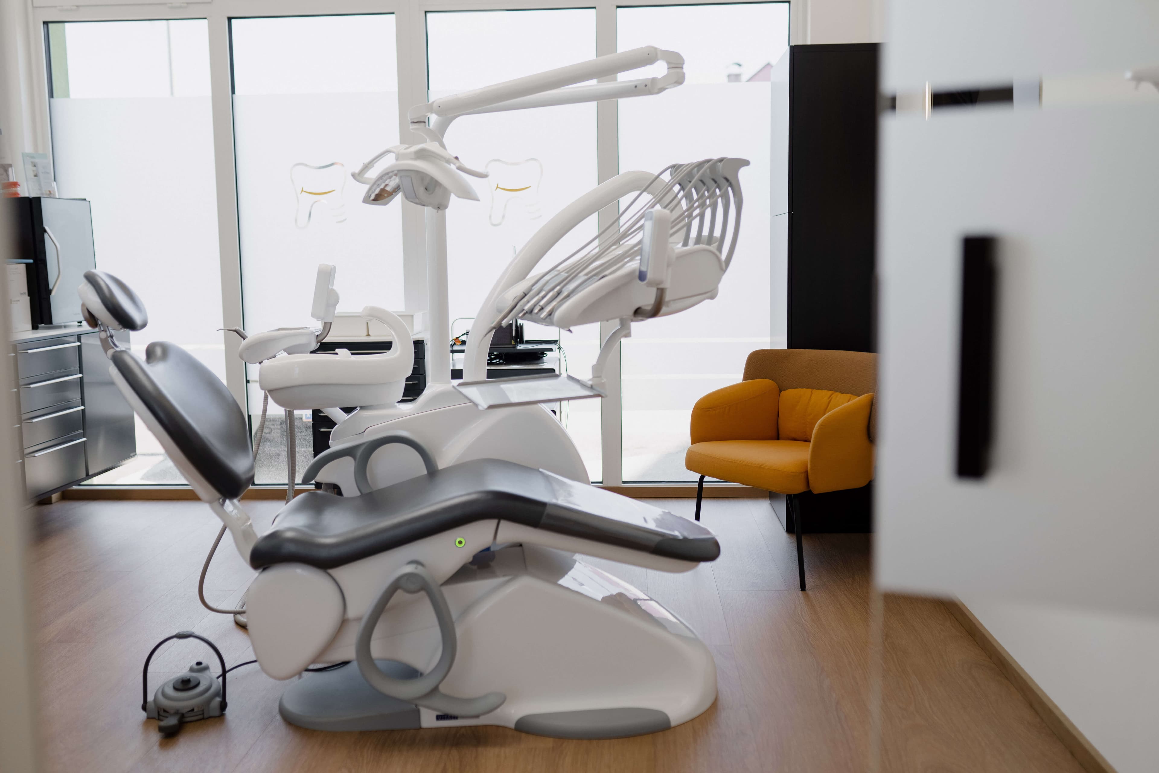 Moderner Behandlungsraum in der Ordination dentalReinisch